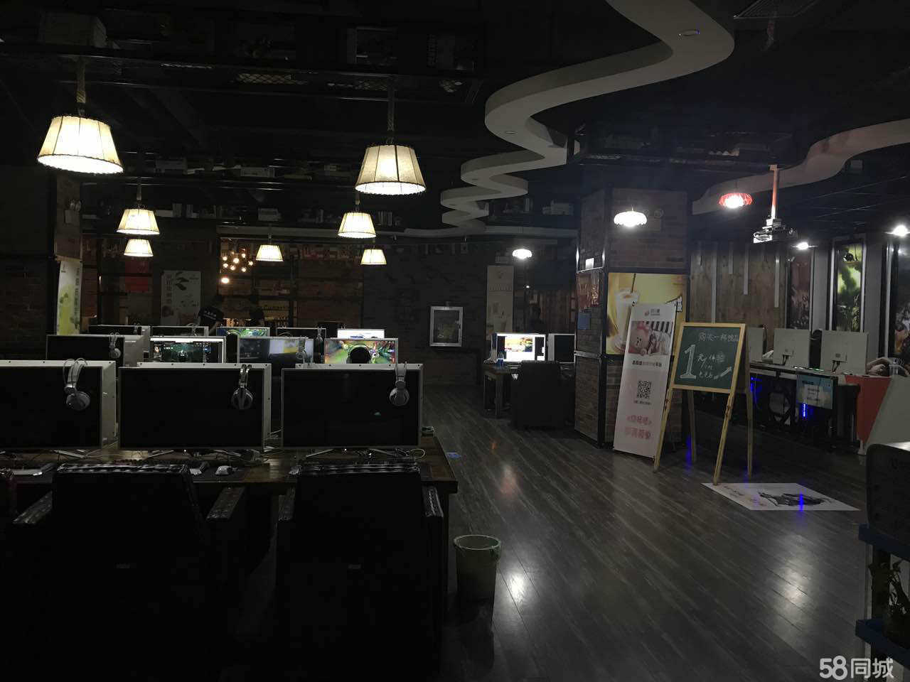 科技融合之作，最新网咖桌引领潮流，生活品质再升级